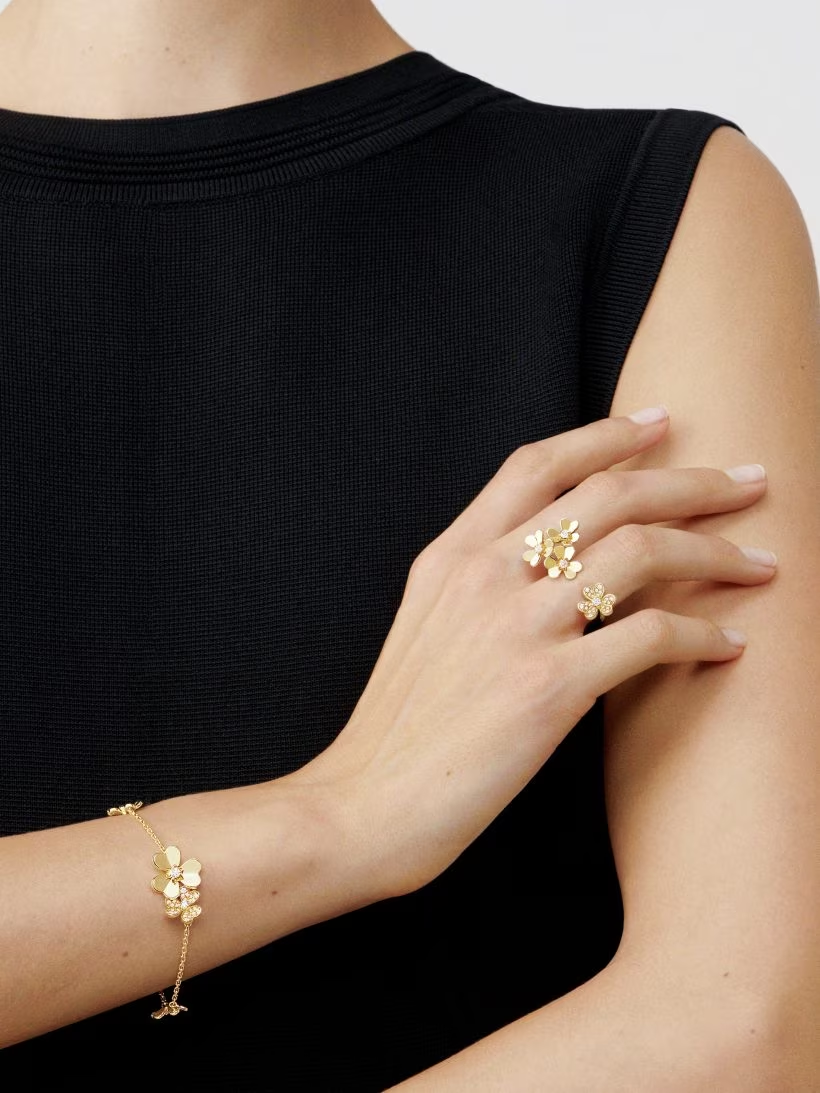 Frivole Between the Finger Ring